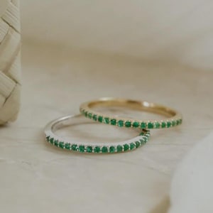 Puede incluir: Un juego de tres tazas de cerámica con un acabado mate moteado. Las tazas son en tonos crema, gris claro y gris oscuro. Cada taza tiene un diseño simple y minimalista y un asa redondeada.