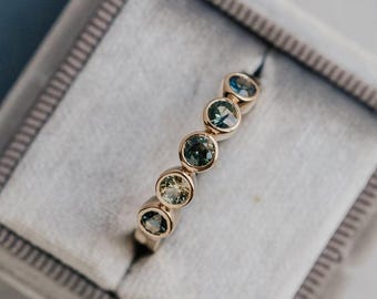 Anillo apilable de zafiro azul Montana con bisel de 5 zafiros en oro de 10 k. Anillo de bodas con piedra natal delicada. Regalo de aniversario de septiembre.