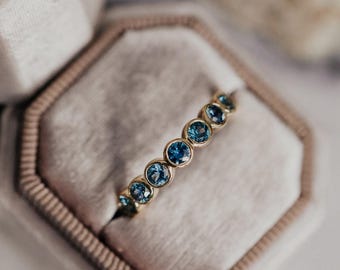 Anillo apilable de zafiro azul Montana de 8 pulgadas con engaste biselado en oro de 10k – Anillo delicado de boda con piedra natal – Regalo de aniversario de septiembre