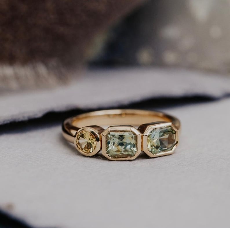 Anillo de tres piedras con zafiro Montana: anillo de compromiso geométrico de inspiración vintage en oro macizo de 14 quilates con bisel. Piedras preciosas de origen ético de EE. UU. imagen 1