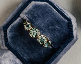 Anillo apilable de zafiro azul Montana con bisel de 5 zafiros en oro de 10 k. Anillo de bodas con piedra natal delicada. Regalo de aniversario de septiembre.