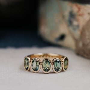 Anel de Safira Natural de Montana, Anel com 5 Pedras em Bisel, Safira Verde Oval em Ouro, Anel de Noivado Exclusivo, Presente para Quem Nasce em Setembro