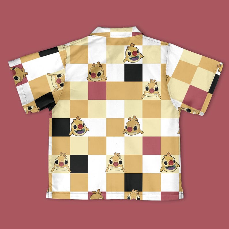 Pu&ograve; includere: Camicia a maniche corte con motivo a scacchiera nei toni del giallo, bianco, nero e bordeaux. La camicia presenta un volto di personaggio dei cartoni animati ripetuto. La camicia &egrave; realizzata in un tessuto leggero.