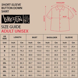 Pu&ograve; includere: Guida alle taglie per una camicia button-down a maniche corte, unisex per adulti. Misure in pollici e centimetri per lunghezza, busto, spalle e maniche. Taglie dalla S alla 5XL. Il design della camicia &egrave; mostrato.