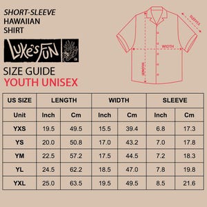 Pu&ograve; includere: Guida alle taglie per una camicia hawaiana unisex a maniche corte per ragazzi. La tabella mostra le misure in pollici e centimetri per lunghezza, larghezza e lunghezza delle maniche. La camicia ha il logo "LUKE'S FUN".