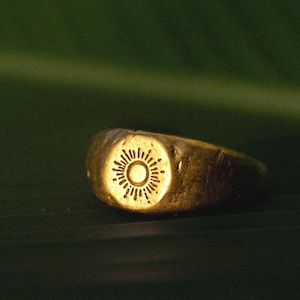 Anillo de Fe (G) / Anillo para hombre bañado en oro / Oro vermeil de 24 quilates / Anillo con sello solar / Joyería de oro hecha a mano / Joyería espiritual / Anillo de luz