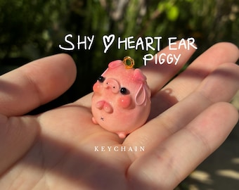 Cerdito tímido con orejas de corazón - dije de arcilla polimérica hecho a mano, lindo llavero de cerdito rosa, figura de animal hecha a mano, lindos regalos de arcilla, llavero delicado de chica tímida