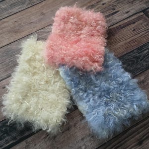 Manta de fotografía de lana de cabra mullida hecha a mano con diseño de mohair de angora para recién nacidos (conjunto triple en blanco roto, azul y rosa)