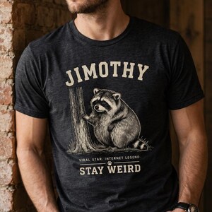 Camiseta Jimothy Raccoon Stay Weird, Camiseta de leyenda viral de Internet, Camiseta gráfica divertida de mapache, Regalo de meme sarcástico