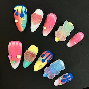 Puede incluir: Una taza de cerámica blanca con un asa negra y el texto "But First, Coffee" en negrita negra. La taza está sobre una superficie blanca. La taza mide aproximadamente 10 cm de alto.