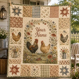 Könnte beinhalten: Ein rechteckiger Quilt mit einem zentralen Feld, das einen Hahn und eine Henne zeigt, umgeben von einem Blumenkranz und dem Text Your Name. Der Rand besteht aus Patchwork-Quadraten mit Sternmustern, Blumenprints und Hühnermotiven.