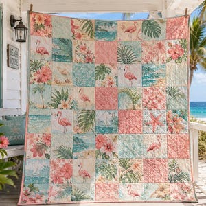 Könnte beinhalten: Eine Steppdecke mit einem Patchwork-Design aus tropischen Motiven, darunter rosa Flamingos, Hibiskusblüten, Palmblätter, Seesterne und Küstenlandschaften in Korallen-, Türkis- und Cremetönen mit einem gesteppten Gittermuster.