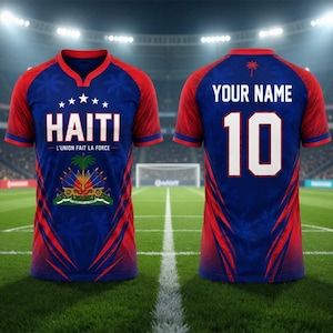 Könnte beinhalten: Ein blau-rotes Fußballtrikot mit dem Wort HAITI, dem Schriftzug L'UNION FAIT LA FORCE und dem Wappen von Haiti auf der Vorderseite. Auf der Rückseite steht der Text YOUR NAME über der Nummer 10 und einem kleinen Palmensymbol am Halsausschnitt.