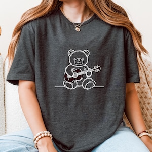 Niedlicher Teddybär, der Gitarre-T-Stück spielt, Gitarre, der Bär T-Shirt spielt, niedliches Tier-T-Stück, das Geschenk des Musikliebhabers, Musikveranstaltungen und Sommer Vibes