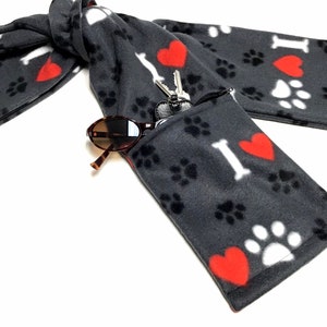 Bufanda de forro polar de bolsillo con cremallera para hombres y mujeres en gris con estampado de perro me encanta. Disponible con o sin flecos
