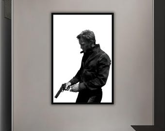 Könnte beinhalten: Schwarz-Weiß-Druck in einem Rahmen, der eine Person mit einer Handfeuerwaffe zeigt. Die Person trägt eine schwarze Jacke und dunkle Hosen. Der Hintergrund ist weiß.