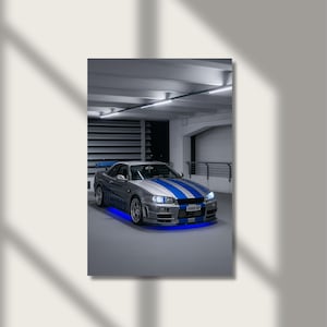 Könnte beinhalten: Ein silbernes Sportauto mit blauen Rennstreifen und blauer Unterbodenbeleuchtung. Das Auto steht in einer Garage mit hellen Deckenleuchten. Das Nummernschild lautet R888 BP.