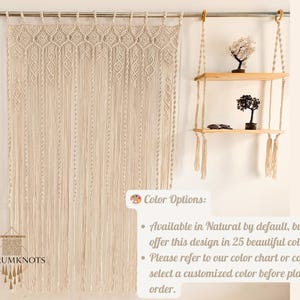 Op de afbeelding: Een macram&eacute; wandkleed en een hangende plankeneenheid. Het wandkleed is cr&egrave;mekleurig met een geometrisch ontwerp aan de bovenkant en lange franjes. De plankeneenheid heeft twee houten planken die aan touwen hangen. De tekst "AAURUMKNOTS" is zichtbaar.