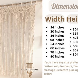 Op de afbeelding: Cr&egrave;mekleurige macram&eacute; wandhanger met een geometrisch ontwerp. De afmetingen worden vermeld als 61 tot 203 cm breed en 76 tot 203 cm hoog. De tekst op de afbeelding luidt "Dimensions" en "Width Height".