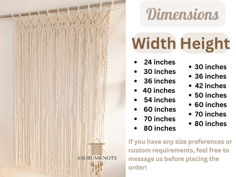 Op de afbeelding: Cr&egrave;mekleurige macram&eacute; wandhanger met een geometrisch ontwerp. De afmetingen worden vermeld als 61 tot 203 cm breed en 76 tot 203 cm hoog. De tekst op de afbeelding luidt "Dimensions" en "Width Height".