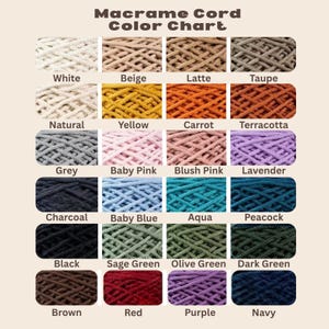 Op de afbeelding: Een kleurenkaart voor macram&eacute;-koord, met stalen in verschillende kleuren. De kaart bevat kleuren als wit, beige, geel, roze, blauw, groen, bruin, rood, paars en marineblauw. De tekst bovenaan luidt "Macram&eacute; Koord Kleurenkaart."