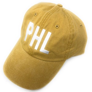 Casquette de baseball PHL Philadelphia International Airport Code brodée teinte en couleur moutarde avec des lettres blanches image 2