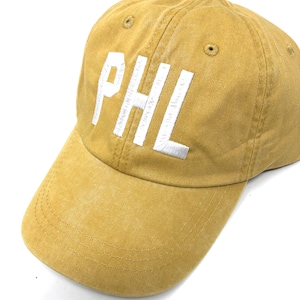 Casquette de baseball PHL Philadelphia International Airport Code brodée teinte en couleur moutarde avec des lettres blanches image 1