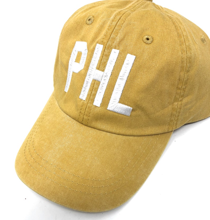 Casquette de baseball PHL Philadelphia International Airport Code brodée teinte en couleur moutarde avec des lettres blanches image 1