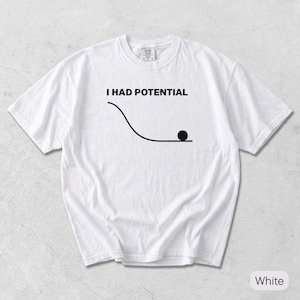 Pode incluir: Uma t-shirt branca de manga curta com uma impress&atilde;o gr&aacute;fica preta. O design inclui o texto I HAD POTENTIAL acima de um desenho de linha de uma rampa curva com um c&iacute;rculo preto s&oacute;lido a descansar no fundo da inclina&ccedil;&atilde;o.