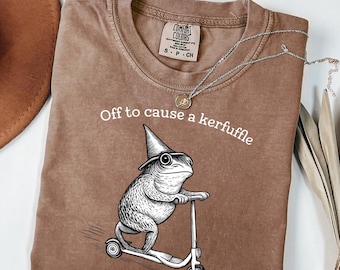 Camiseta con colores cómodos para causar un alboroto, divertida camiseta de rana, camiseta de scooter de marmota, divertida camiseta de salud mental con animales, humor sarcástico.