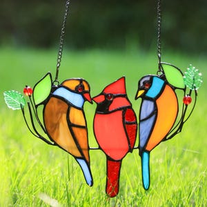 Colgante de vitral hecho a mano con tres pájaros, atrapasol de vitral cardenal, arte de jardín en vidrio, regalo de Navidad, regalo de inauguración de la casa