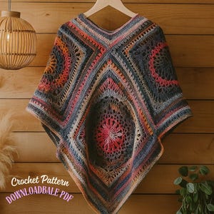 Könnte beinhalten: Ein handgefertigter, mehrfarbiger Häkelponcho mit V-Ausschnitt. Das geometrische Muster weist Farbtöne von Rosa, Orange, Blau und Grau auf. Der Text "Crochet Pattern DOWNLOADABLE PDF" ist im Bild zu sehen.