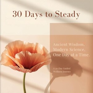 Op de afbeelding: Een wellness-afbeelding met een grote, oranje-roze bloem en een groene stengel. De tekst "30 Days to Steady" staat bovenaan. Extra tekst luidt "Ancient Wisdom, Modern Science, One Day at a Time" en "A 30-Day Guided Wellness Journey."