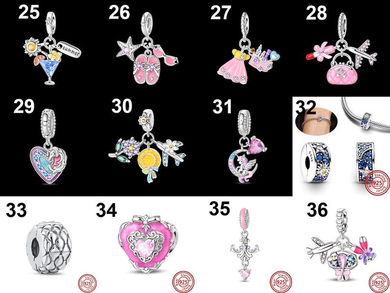 Op de afbeelding: Een verzameling zilveren bedelhangers met diverse ontwerpen. Inclusief bedels met een cocktail, een zeester en sandalen, een jurk en schoenen, een handtas en een vliegtuig, een hart, een hoed en een vliegtuig.