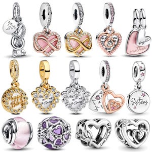 Pode incluir: Uma coleção de catorze berloques de metal em tons de prata, ouro e ouro rosa com formas de coração, infinito e circulares. Vários berloques incluem cristais transparentes, esmalte rosa e textos gravados como Infinite Love, daughter, mother e sisters.