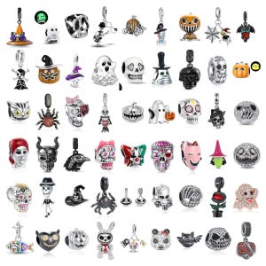Könnte beinhalten: Eine Sammlung von Halloween-Charms in verschiedenen Designs. Die Charms umfassen Totenköpfe, Kürbisse, Geister, Spinnen und Hexenhüte. Die Perlen sind aus Silber gefertigt und verfügen über farbenfrohe Emaille-Akzente. Ideal für Armbänder und Halsketten.