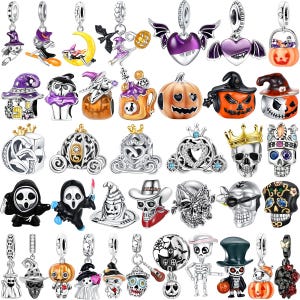 Op de afbeelding: Een verzameling zilverkleurige Halloween-thema bedels. Ontwerpen omvatten pompoenen, heksen, geesten, schedels, koetsen en andere spookachtige elementen. Elke bedel heeft een lus om aan te bevestigen.