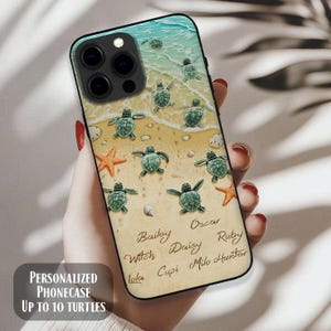 Puede incluir: Funda de teléfono personalizada con escena de playa, tortugas marinas, estrellas de mar y nombres. Fondo arenoso con olas. El texto "FUNDA DE TELÉFONO PERSONALIZADA HASTA 10 TORTUGAS" es visible.