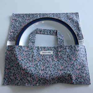Taartdrager, borddrager, stoffen taarthouder, perfect gastvrouwcadeau, kousvuller - roze bloemen op blauw