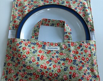 Pie carrier,  plate carrier, cloth pie holder, perfect hostess gift, stocking filler - red flowers on green