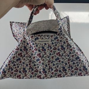 Taarthouder, bordhouder, stoffen taarthouder, perfect gastvrouwcadeau, kousvuller - rode en blauwe bloemen