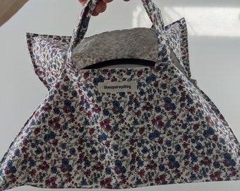 Pie carrier, plate carrier, cloth pie holder, perfect hostess gift, stocking filler - red and blue flowers