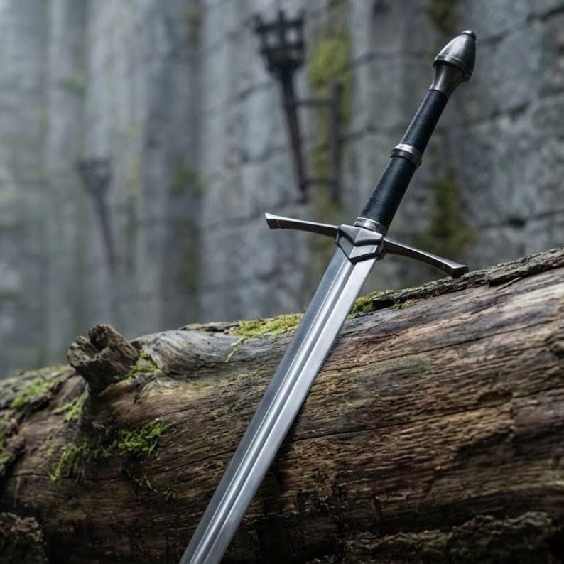 Op de afbeelding: Een middeleeuws zwaard met een zilveren lemmet en een zwarte handgreep, rustend op een met mos bedekte boomstam. Het zwaard heeft een pareerstang en een pommel. De achtergrond omvat een stenen muur en een fakkel.