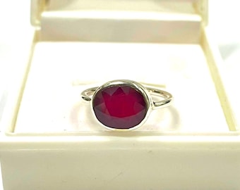 Anillo de rubí ovalado: solitario de plata de ley 925, piedra natal de julio