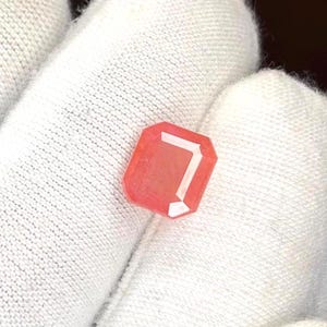 Naturalny birmański rubin w szlifie szmaragdowym, 5,25 ct, kamień szlachetny (9 x 8 mm) Birmański jasnoczerwony rubin do wyrobu biżuterii