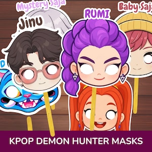 Pode incluir: Uma coleção de máscaras KPOP Demon Hunter com ilustrações de desenhos animados de personagens com vários penteados e acessórios. As máscaras são seguradas por palitos de madeira e incluem os nomes "Jinu", "Rumi" e "Baby Saja".