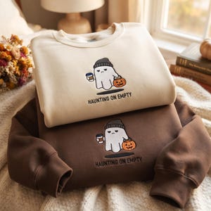 Geborduurd grappig spook-Halloween-sweatshirt, sweatshirt voor koffieliefhebbers, shirt met een vermoeid spook, gezellig herfstcadeau