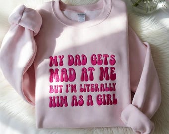 Meu pai fica bravo comigo, mas eu sou literalmente ele em versão feminina. Moletom bordado, camiseta para filha do pai, presente para filha do pai.