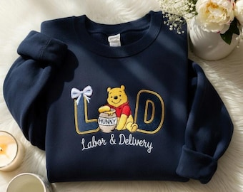 Moletom bordado para enfermeira obstétrica, com estampa de ursinho fofo de desenho animado, ideal para presentear enfermeiras de parto e obstetrícia. Moletom azul pastel aconchegante para uso médico.