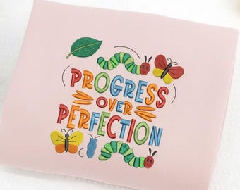 Moletom bordado "Progresso acima da perfeição", camiseta de gola redonda para professor de educação especial, camiseta sobre neurodiversidade, presente para analista comportamental certificado (BCBA).